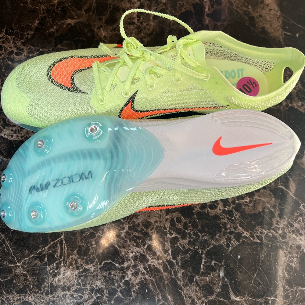 Nike men’s track shoes 10.5 no stickers brand new tried on once send offers